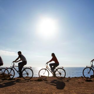 Ciclisti sulla pista ciclabile panoramica