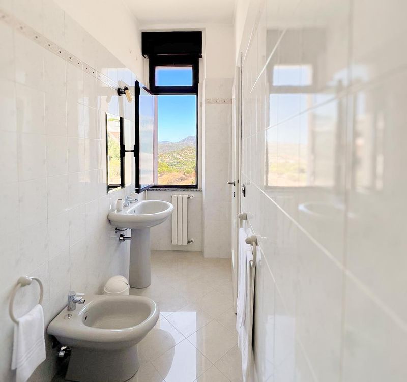 Bagno privato con doccia e vista sulle colline