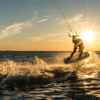 Kitesurf al tramonto
