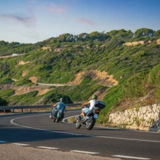 Motociclisti su una strada panoramica