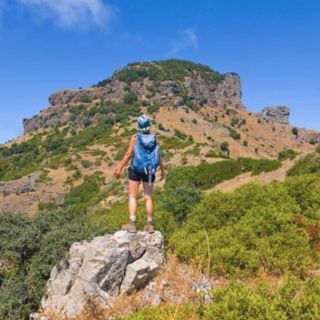 Escursionista sul sentiero con vista sulla valle