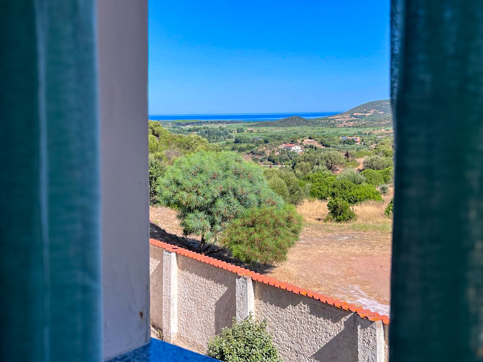 Vista dalla finestra di una camera sulle colline di Gonnesa