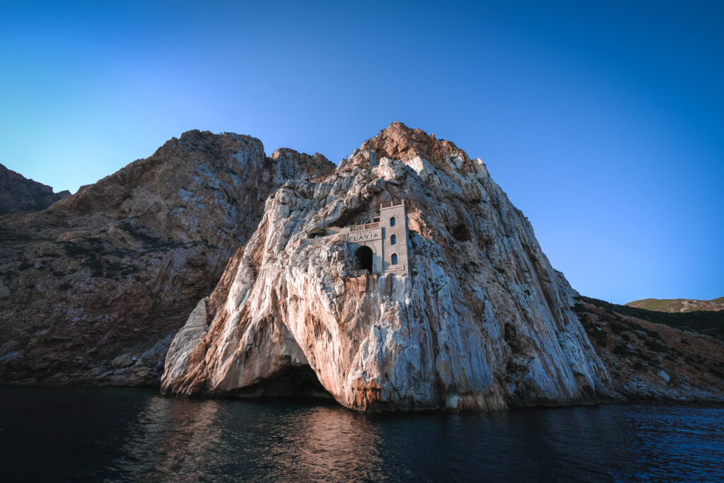 Porto Flavia panorama sul mare al tramonto del Sulcis Iglesiente nel Sud Ovest della Sardegna